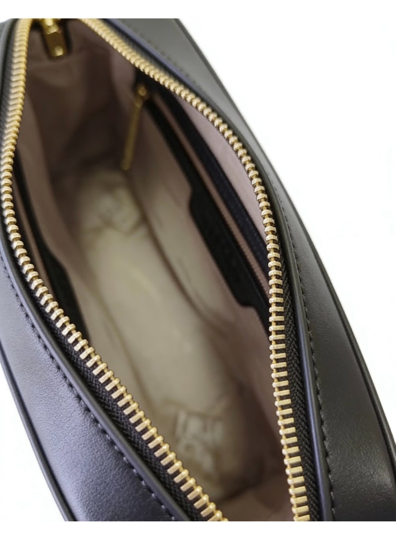 مايكل حقيبة كاميرا كروس بودي من مايكل كورس للنساء - طباعة شعار متوسط على قماش القنب - Image 3